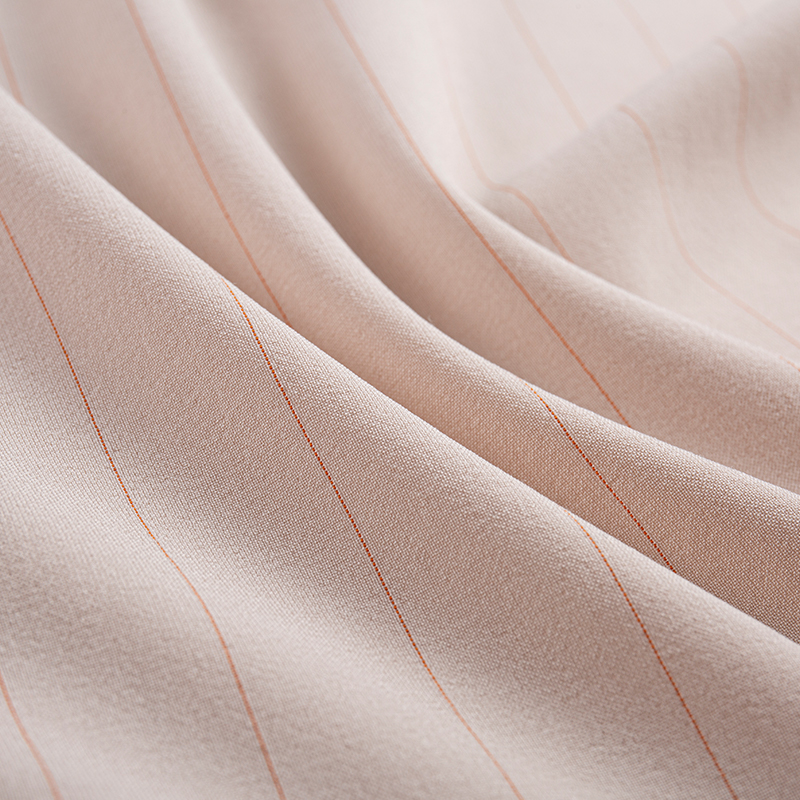 Stoff mit vertikalen Streifen aus Lurex-Rayon