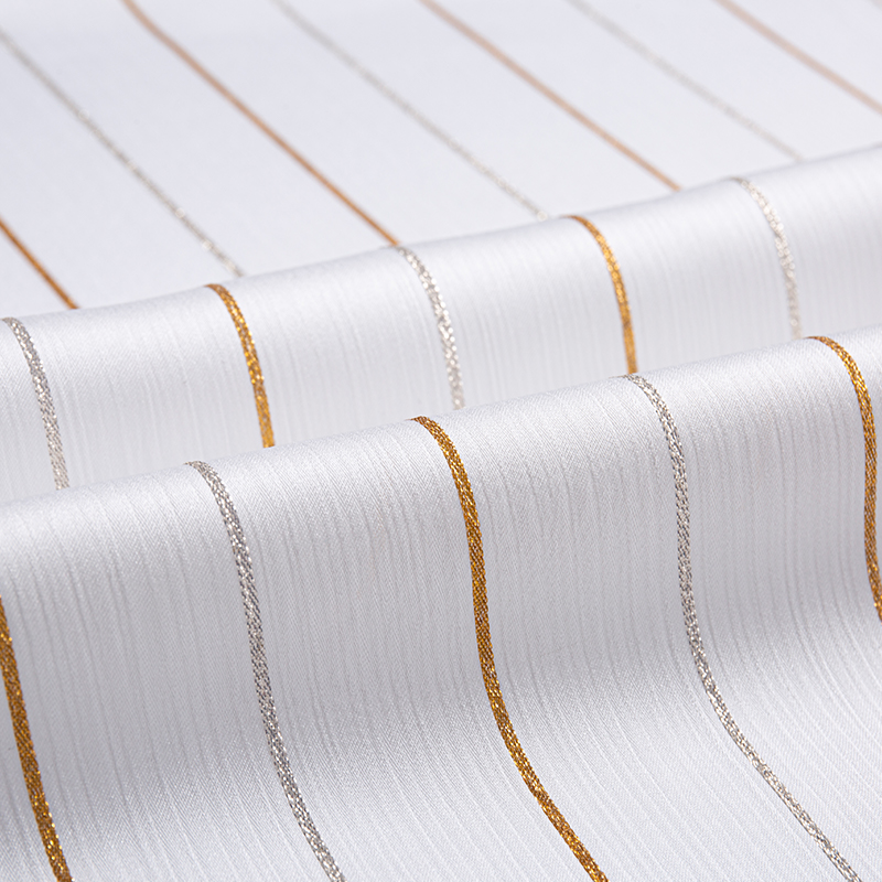 Satin-Kreppstoff mit goldenen Streifen