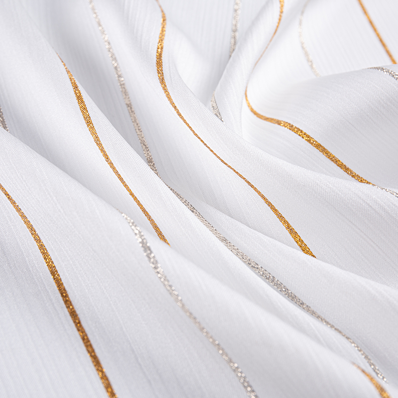 Satin-Kreppstoff mit goldenen Streifen