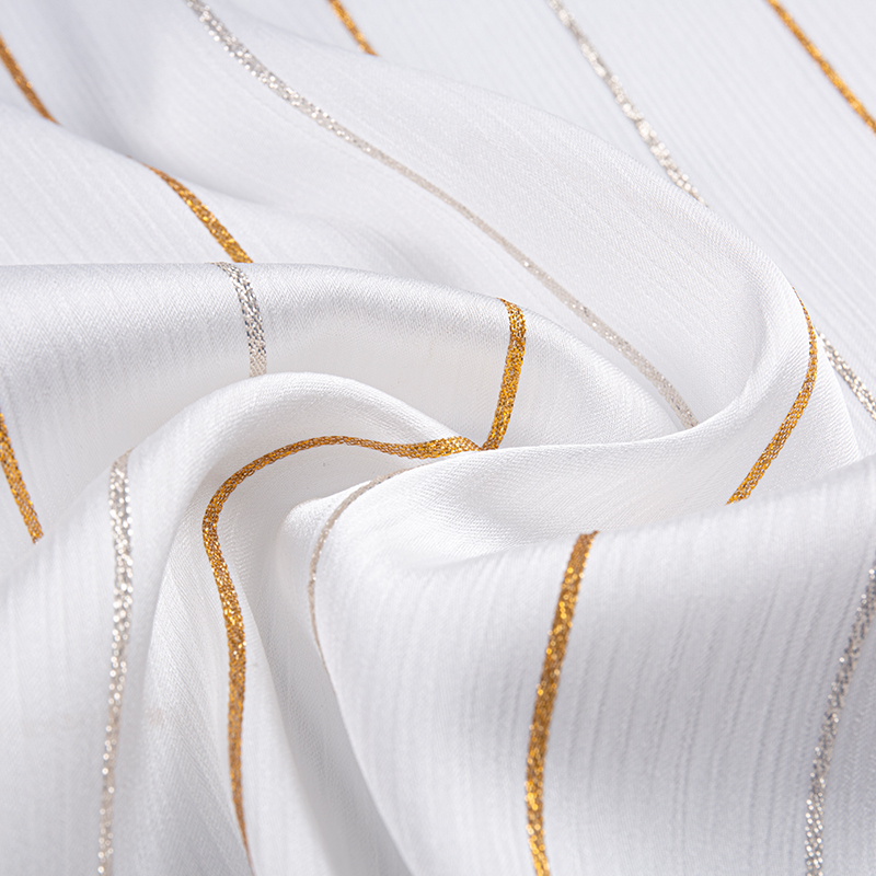 Satin-Kreppstoff mit goldenen Streifen